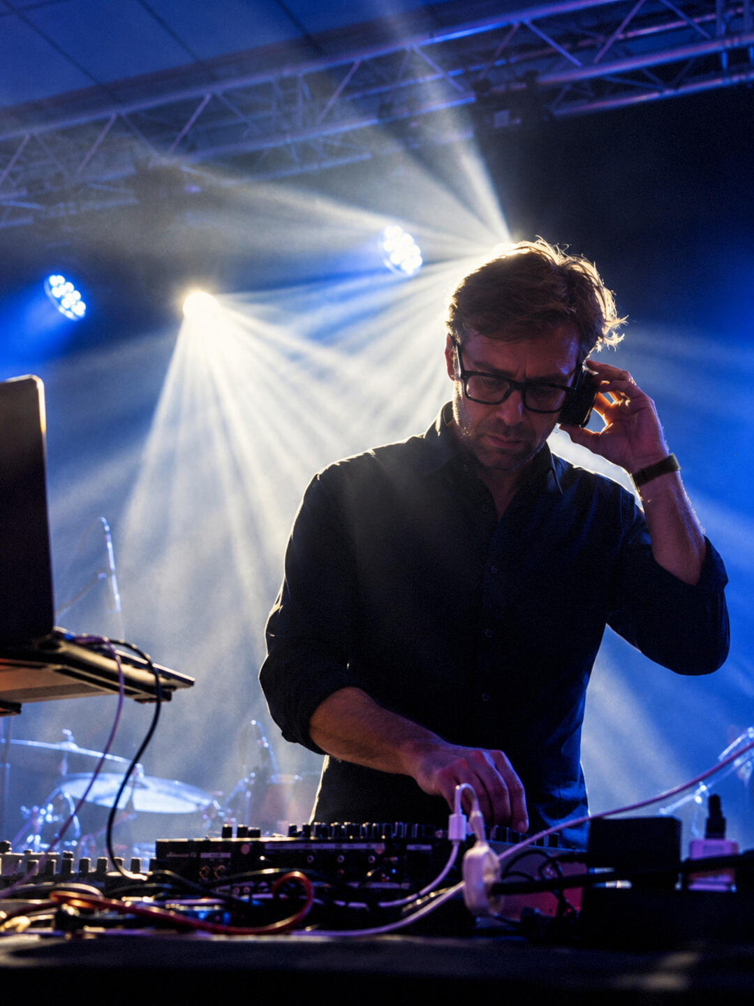 Alex Turr mixe au Palais des Congrès de Poitiers, sous les éclairages de scène.