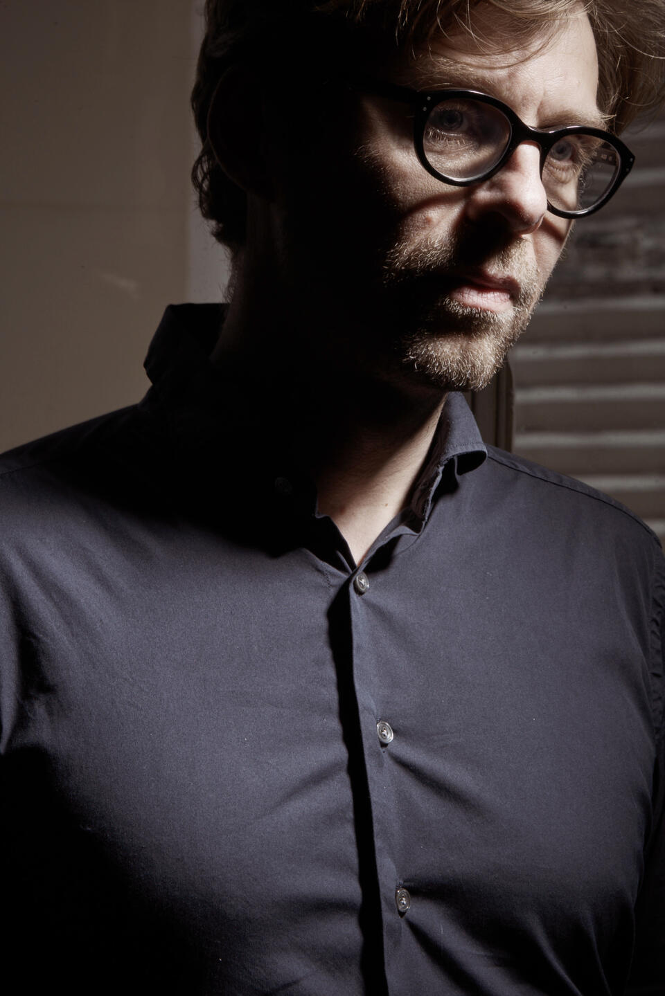 Portrait d'Alex Turr, DJ et producteur de musique électronique.